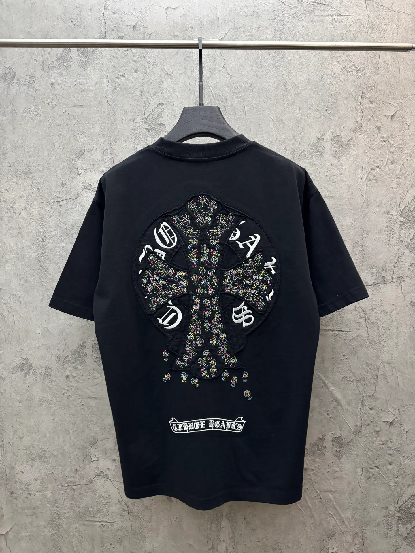 P180 top version, real shot without P, ​​different from market currency) 𝗖𝗵𝗿𝗼𝗺𝗲 𝗛𝗲𝗮𝗿𝘁𝘀/Croxin 2026 spring new original single counter American laser burnt patch embroidered couple short sleeves 👑The highest version! Customized fabric 300 grams, best-selling model at the counter, very comfortable to wear. Accessories: original molded and authenticated collar label ➕ 100% silk wash water label. Genuine purchase-grade original hangtag➕matching hanging rope➕3D hanging beads➕original packaging bag. Craftsmanship: The original version has consistent wiring! The highest version of the armhole matching technique! Color: White Black Size: S M L XL Style No.: 26-2010